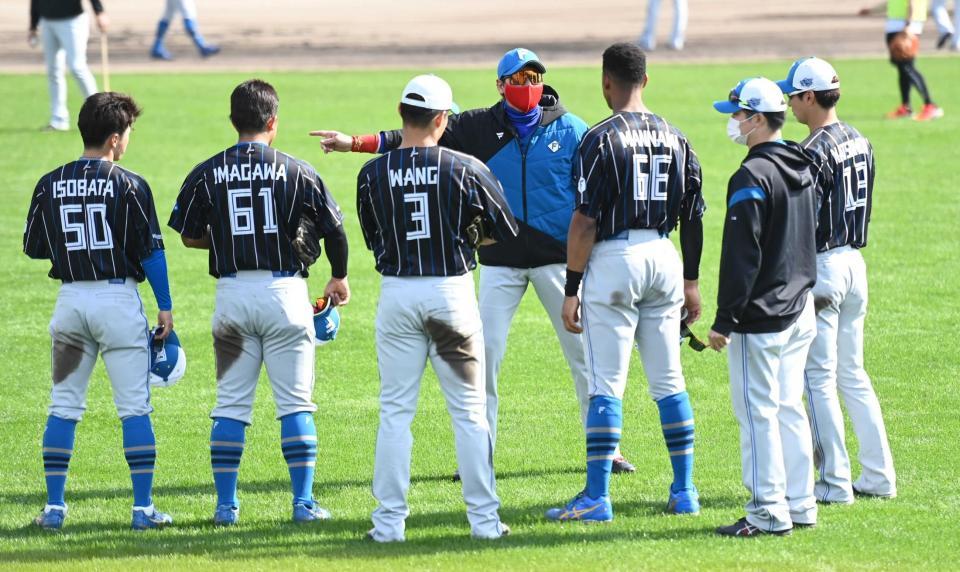 　外野手を集めて守備指導をする新庄ビッグボス