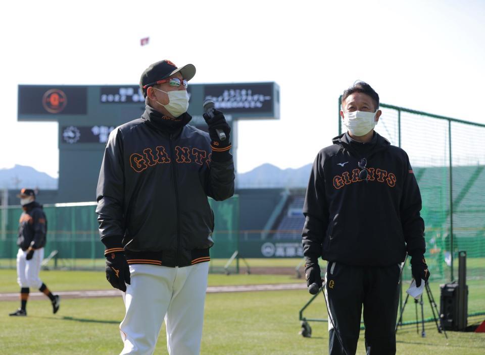 　スタンドのファンに即席トークショーを行った原監督（左）と宮本球団社長付アドバイザー