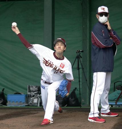 　コーチに壁を作ってもらい投球する岸