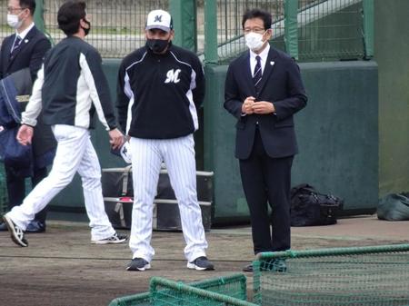 　ロッテの練習を井口監督（左）と見続ける侍ジャパン・栗山監督