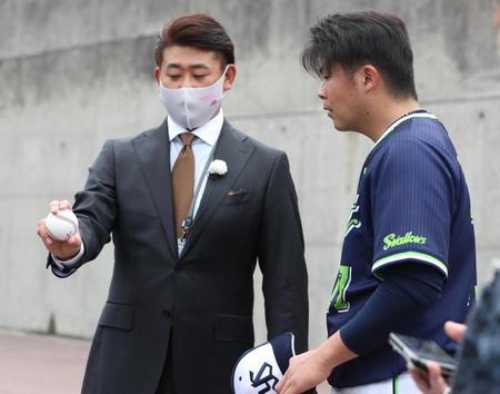 　ヤクルトキャンプを訪れた松坂大輔さん（左）にボールの握り方のアドバイスを受けるヤクルト・清水