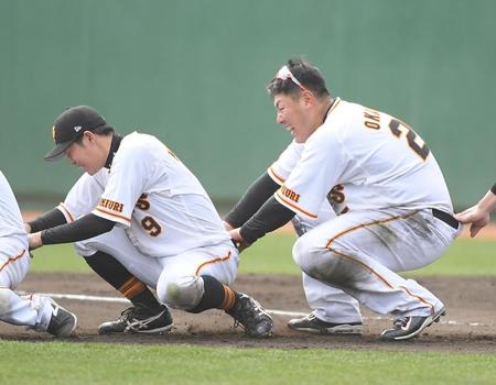 　苦悶の表情を浮かべながら下半身トレーニングを行う巨人・松原（左）と岡本（撮影・伊藤笙子）