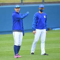 　１軍キャンプに合流した大田（左）と小園（撮影・開出牧）