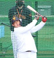 　連日のランチ特打で柵越えを放つ中田（撮影・伊藤笙子）