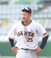 　下半身強化のメニューをこなし、ヘトヘトの巨人・岡本（撮影・伊藤笙子）