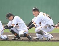 　苦悶の表情を浮かべながら下半身トレーニングを行う巨人・松原（左）と岡本（撮影・伊藤笙子）