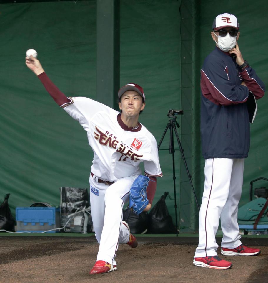 　コーチに壁を作ってもらい投球する岸