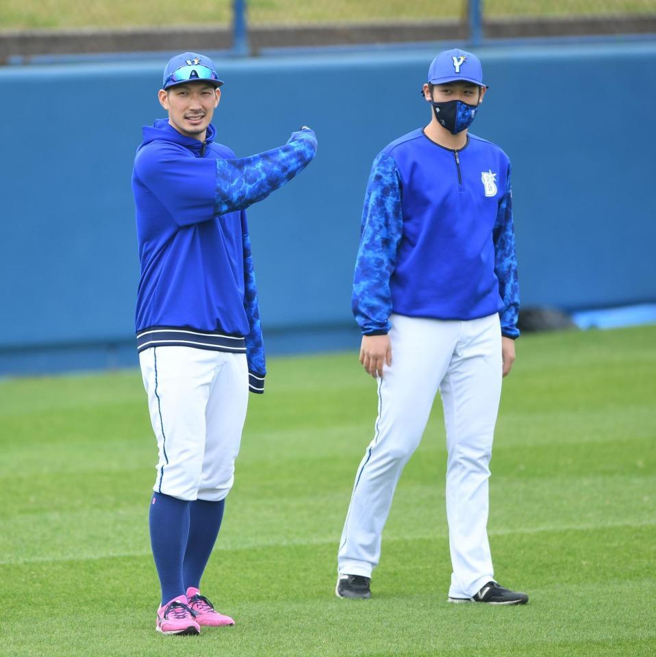 　１軍キャンプに合流した大田（左）と小園（撮影・開出牧）