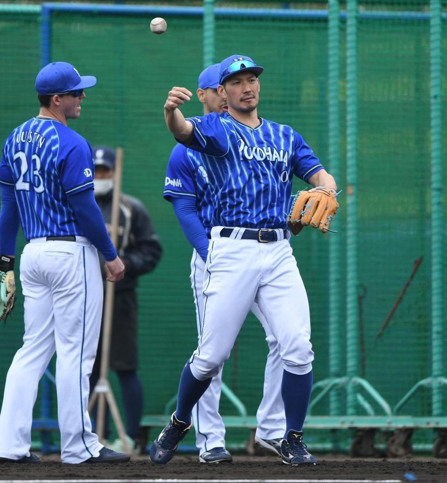 　１軍キャンプに合流しノックを受ける大田（撮影・開出牧）