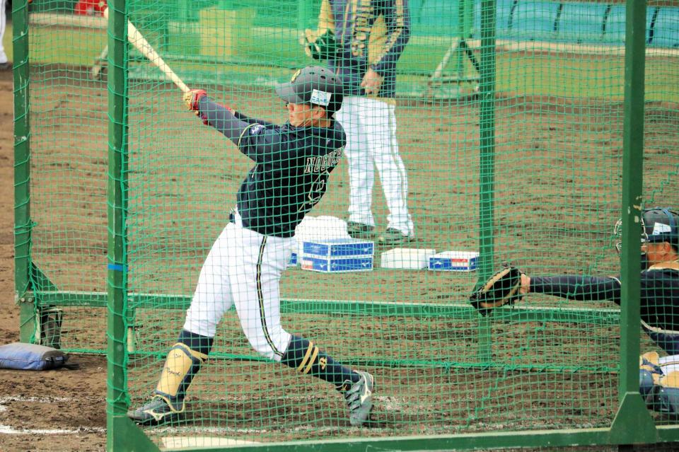 　実戦形式の打撃練習で“チーム１号”の本塁打を放った野口