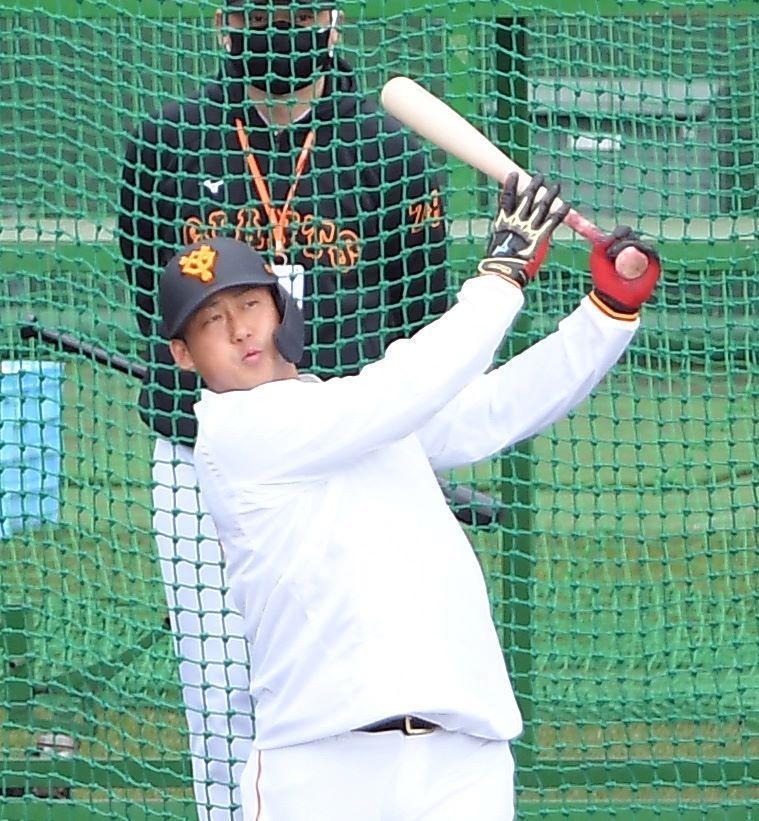 　連日のランチ特打で柵越えを放つ中田（撮影・伊藤笙子）