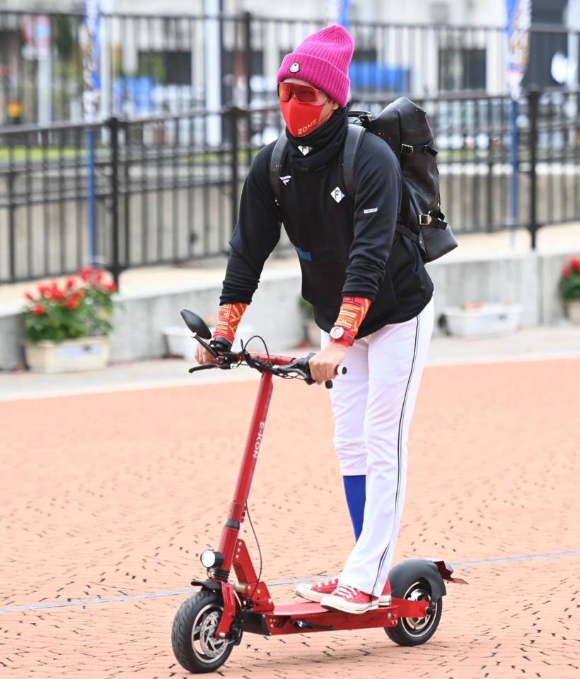 　電動キックボードに乗って球場入りした新庄ビッグボス（撮影・高石航平）