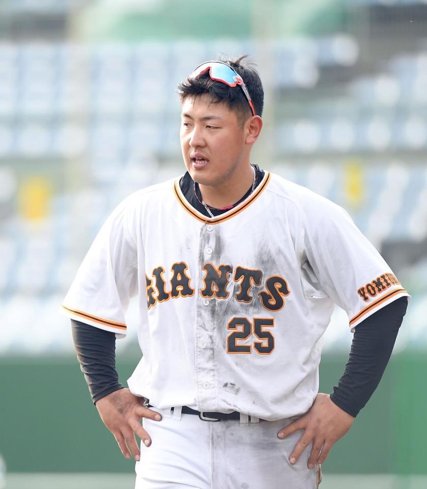 　下半身強化のメニューをこなし、ヘトヘトの巨人・岡本（撮影・伊藤笙子）