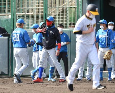 　４回、無失点に抑えた河野（左）を迎える新庄ビッグボス（撮影・西岡正）