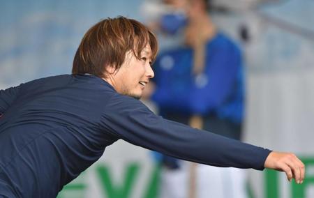 　取材後、本日２度目のブルペン入りした三嶋（撮影・中田匡峻）