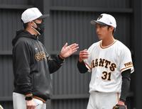 　山口コーチ（左）のアドバイスを受ける赤星（撮影・伊藤笙子）