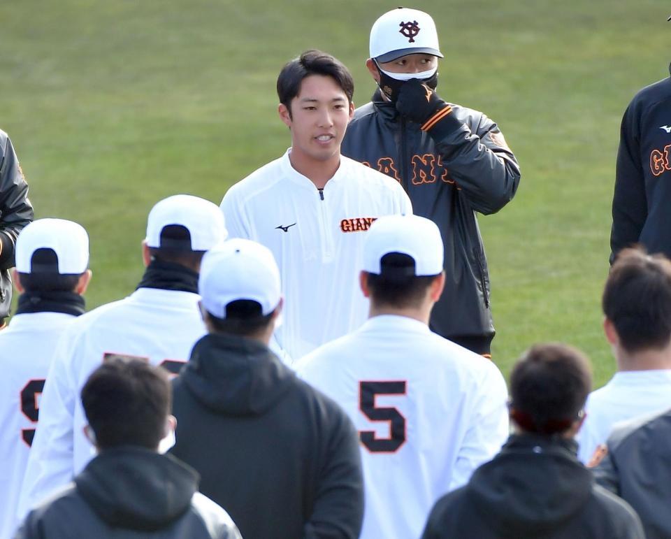 　１軍に合流した赤星（中央）＝撮影・伊藤笙子