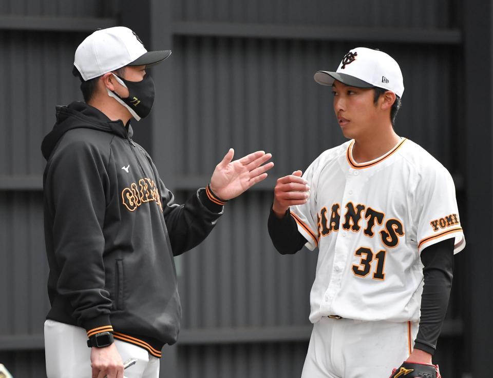 　山口コーチ（左）のアドバイスを受ける赤星（撮影・伊藤笙子）