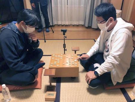 　将棋で対戦する宮台（左）と古田臨時コーチ（球団提供）