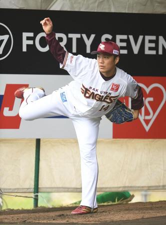 　ブルペンで投げ込む則本（撮影・開出牧）