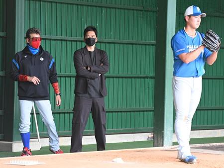 　ブルペンで日本ハム・姫野の投球を見つめる新庄ビッグボスと藤川球児氏（撮影・高石航平）