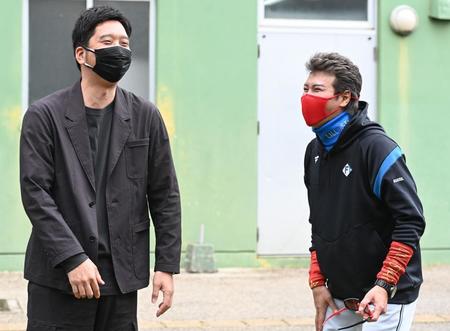 　談笑する藤川球児氏と日本ハム・新庄剛志ビッグボス（撮影・高石航平）