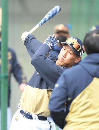 　ロングティーを行うオリックス・吉田正（撮影・伊藤笙子）