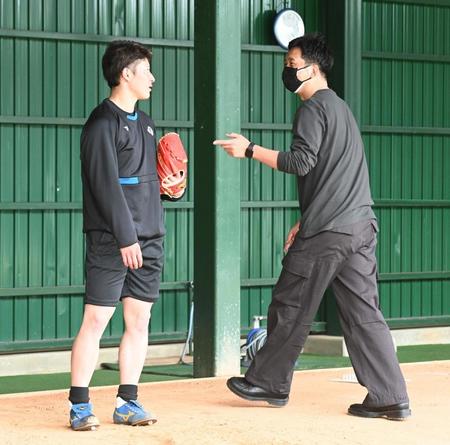 吉田輝星（左）にアドバイスする藤川球児氏（撮影・高石航平）
