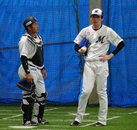 　ブルペンで投球後、ボールを受けたドラフト１位・松川と話し込む佐々木朗（右）