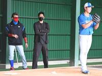 　ブルペンで日本ハム・姫野の投球を見つめる新庄ビッグボスと藤川球児氏（撮影・高石航平）