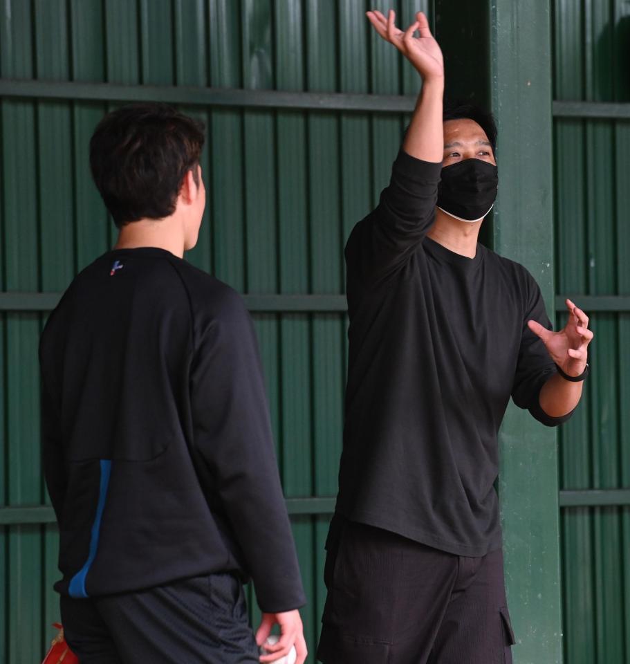 　日本ハム・吉田にアドバイスする藤川球児氏（撮影・高石航平）