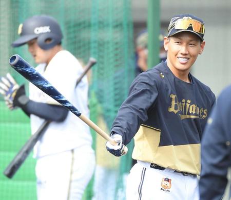 　宮崎に合流し練習中、白い歯を見せる吉田正（撮影・伊藤笙子）
