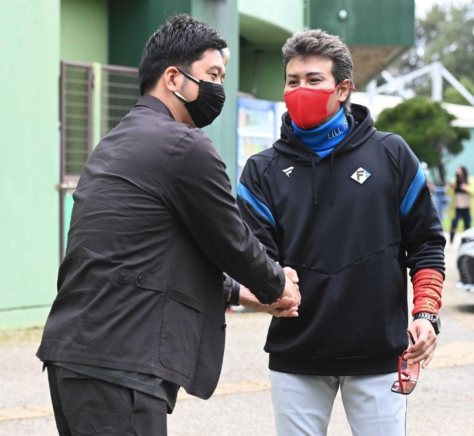 　握手を交わす藤川氏（左）と新庄ビッグボス（撮影・高石航平）