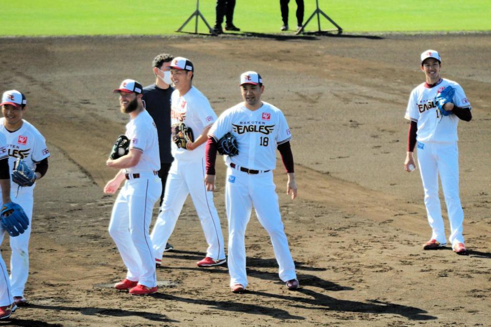 投内連係で笑顔を見せる田中将（右から２番目）