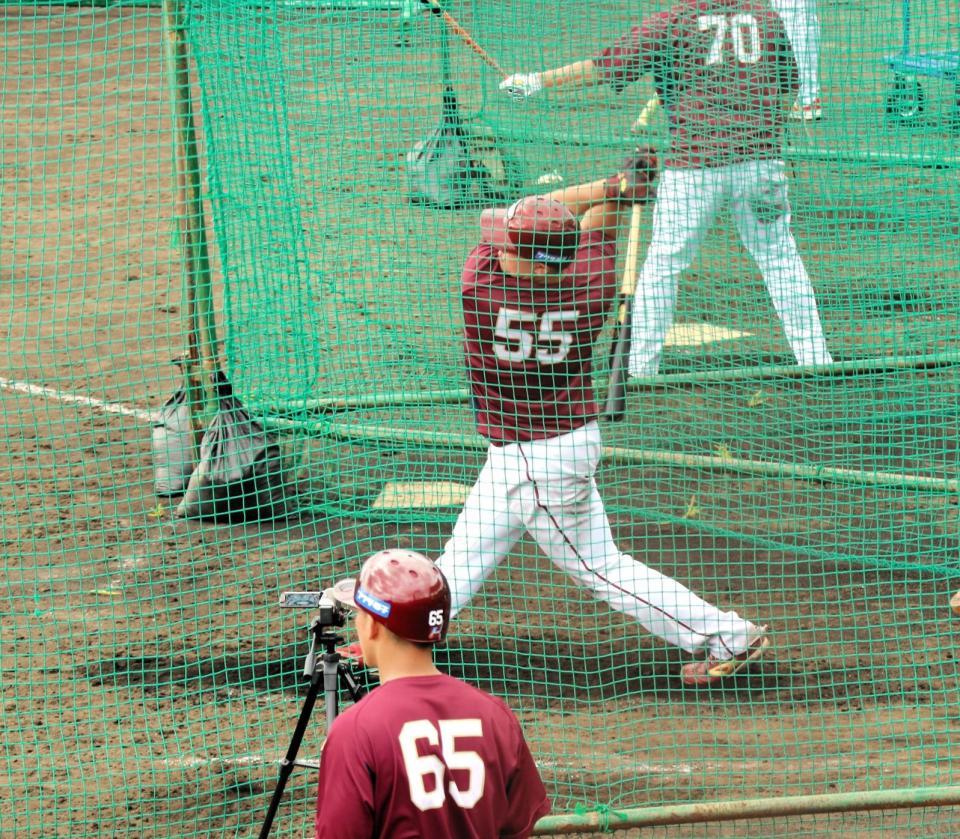 　打撃練習で豪快なスイングを見せる安田