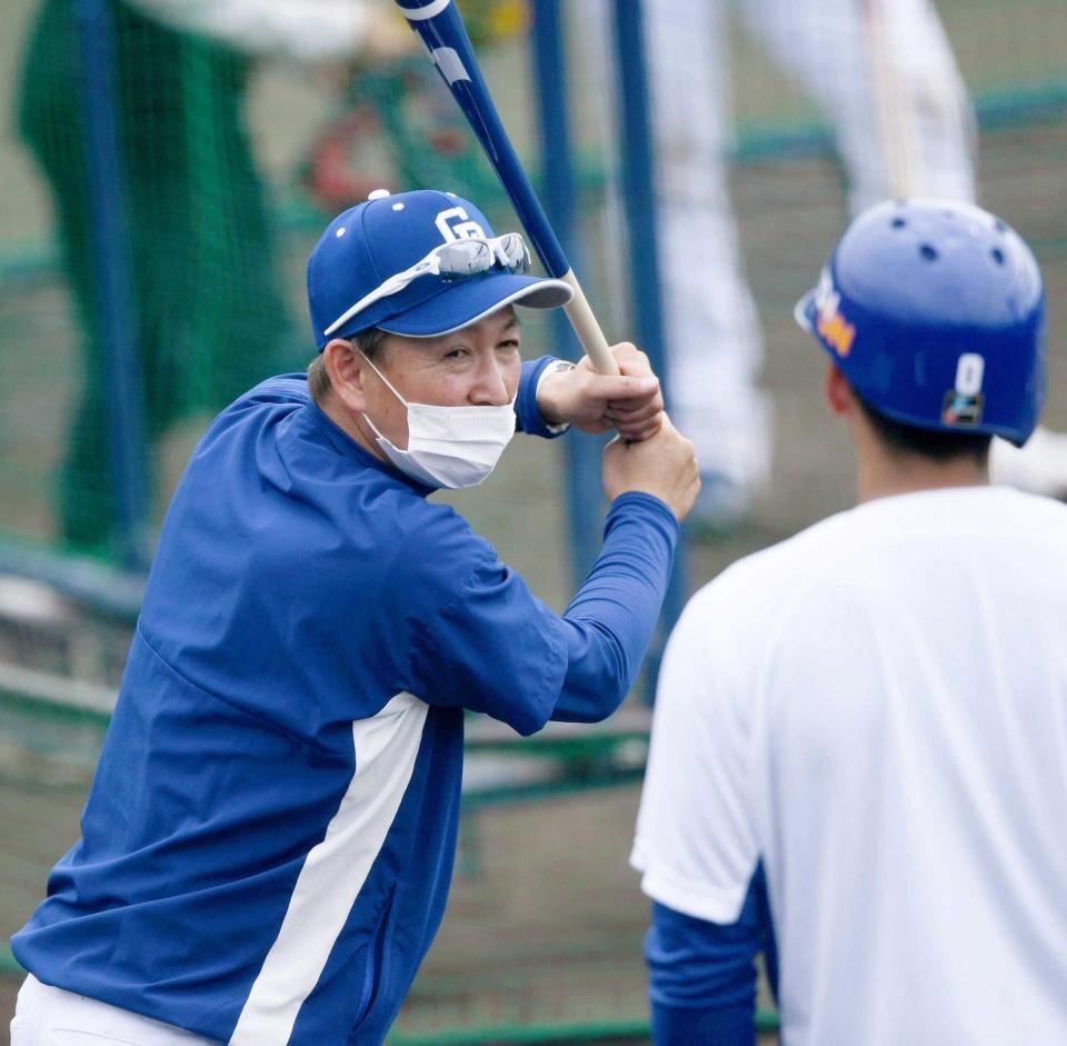 　高松（手前）を指導する立浪監督（撮影・開出牧）