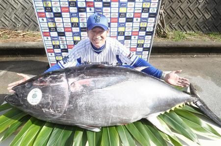 　クロマグロを前に笑顔の三浦監督