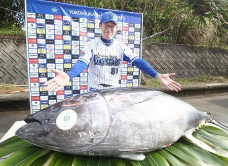 　クロマグロを前に笑顔の三浦監督