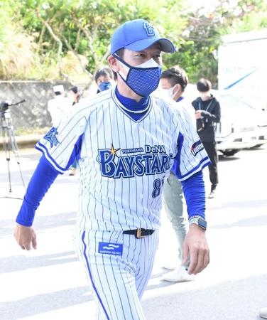 　雨予報が外れ晴れ晴れとした表情で球場入りする三浦監督（撮影・開出牧）