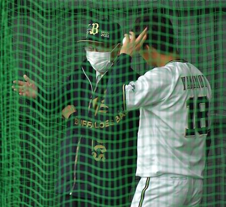 　山本（右）と話し込む宮内オーナー（撮影・伊藤笙子）