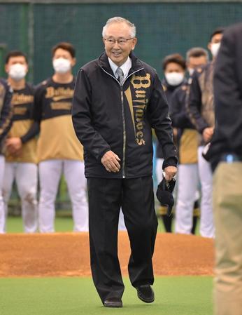 　ナインの前で訓示を行った宮内オーナー（撮影・伊藤笙子）