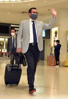 　沖縄入りした原監督（撮影・佐藤厚）