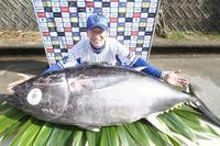 　クロマグロを前に笑顔の三浦監督