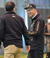 視察に訪れた宮内オーナー（右）＝撮影・伊藤笙子