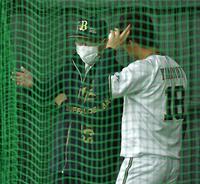 　山本（右）と話し込む宮内オーナー（撮影・伊藤笙子）