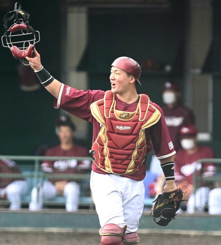 　８回、島田の盗塁を阻止し笑顔を見せる安田