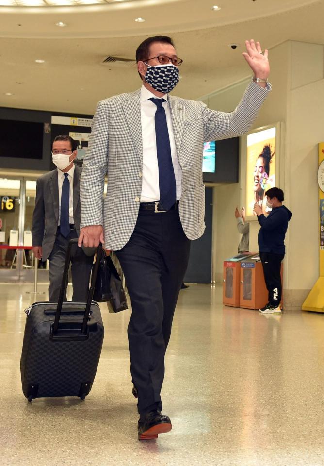 　沖縄入りした原監督（撮影・佐藤厚）