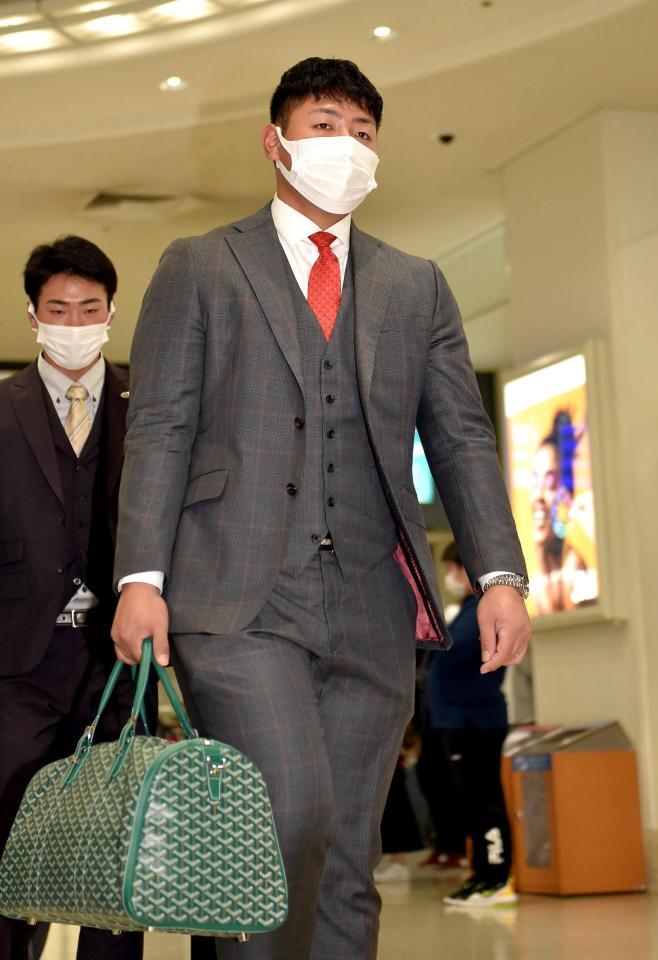 　沖縄に入った岡本和（撮影・佐藤厚）