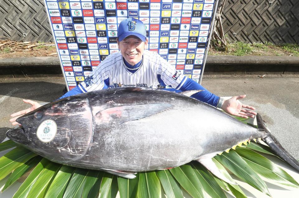 　クロマグロを前に笑顔の三浦監督