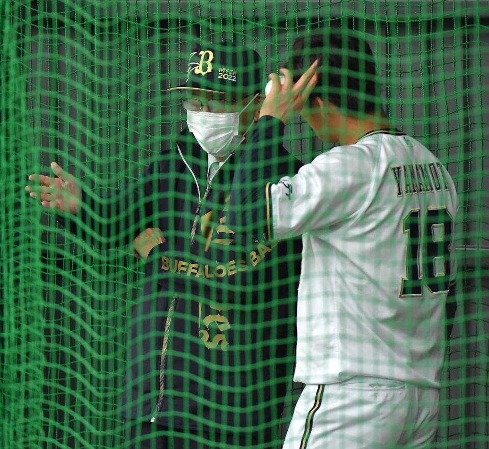 　山本（右）と話し込む宮内オーナー（撮影・伊藤笙子）